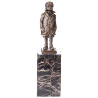 Bronzefigur Junge mit Mantel BT902 Bronzefigur Junge mit Mantel BT902