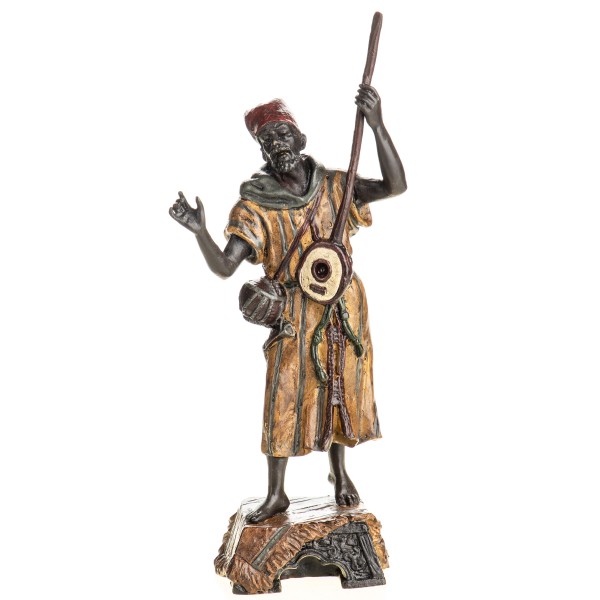 Farbige Bronzefigur Wiener Art Mann mit Instrument BT978