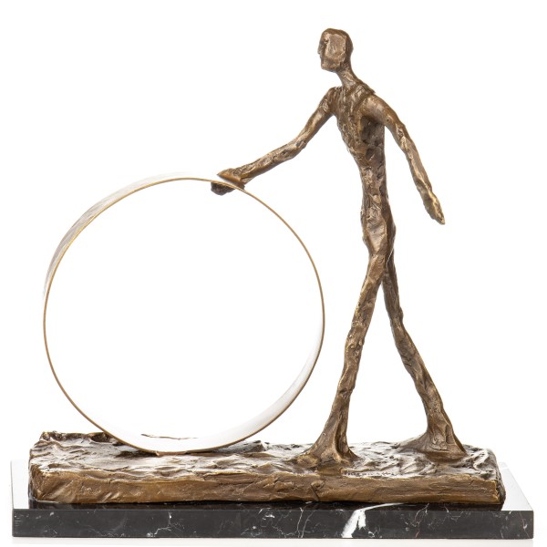 Moderne Bronzefigur Mann mit Ring YB912
