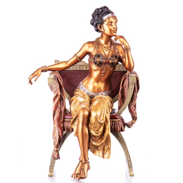 Farbige Art Deco Bronzefigur Tänzerin auf Sessel BT740