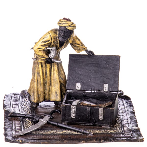 Farbige Bronzefigur Wiener Art Arabischer Waffenhändler mit Kiste BT897