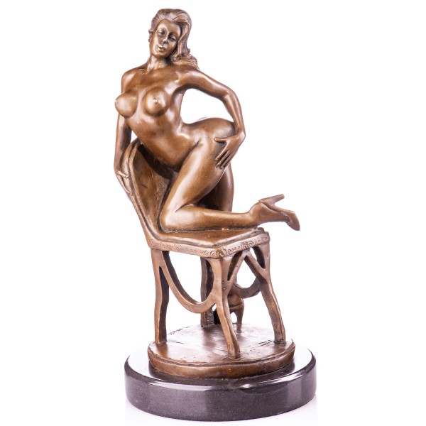 Erotische Bronzefigur Frau auf Stuhl YB337