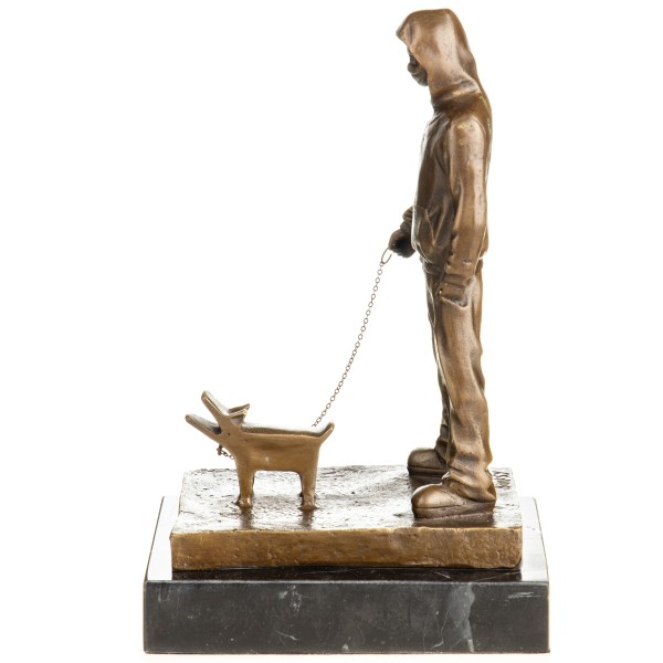 Streetart Bronzefigur Mann mit Hund "Chose Your Weapon" nach Banksy YB997