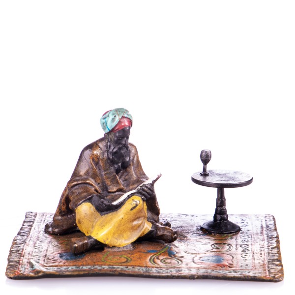 Farbige Bronzefigur Winer Art Lesender Araber auf Teppich BT719