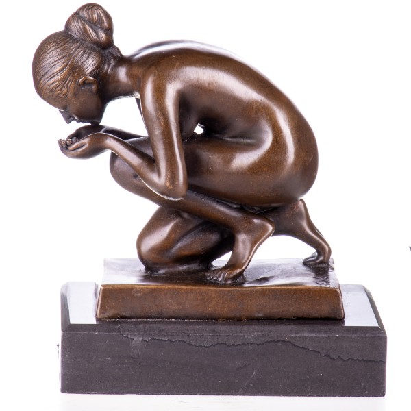 Bronzefigur Weiblicher Akt "Die Trinkende" YB459