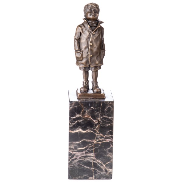 Bronzefigur Junge mit Mantel BT902